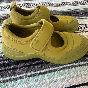 TWOOBS Sneaky Jane Priyan-khaki Chopra Women’s 39